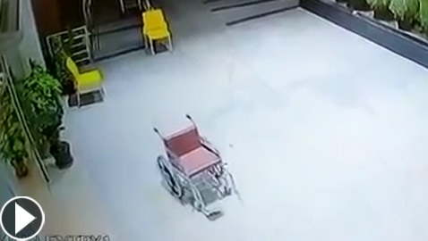 مشهد مرعب.. شبح يهرب من المستشفى بكرسي متحرك! فيديو