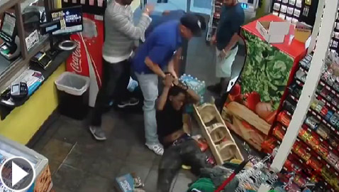 فيديو صادم: اعتداء 3 عمال على امرأتين بالضرب المبرح داخل محطة وقود