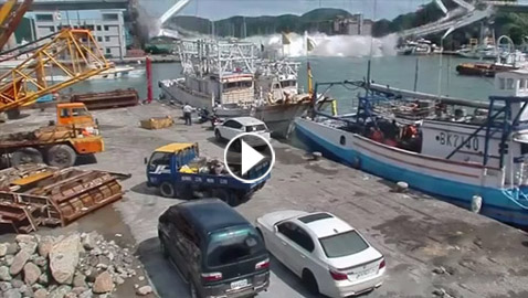 بالفيديو: لحظة انهيار جسر في تايوان وإصابة 14 شخصا 