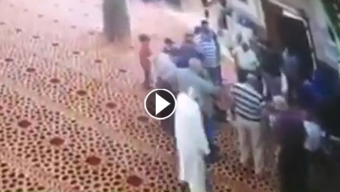 بالفيديو: لحظة وفاة مؤذن داخل مسجد