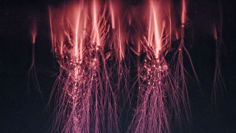 صورة مذهلة بدقة HD لـ(العفريت الأحمر) النادر!