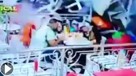 حادث سير مروع.. مخمور يقتحم مطعما بسيارته ويطيح بالزبائن!