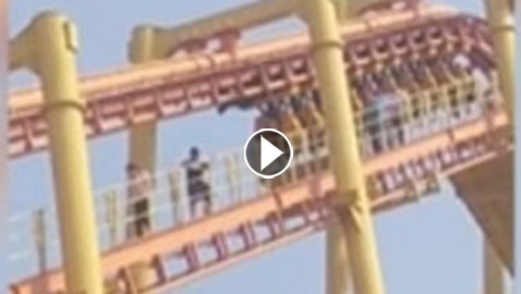 تعطل قطار أفعواني بركابه في الجو.. وطريقة 