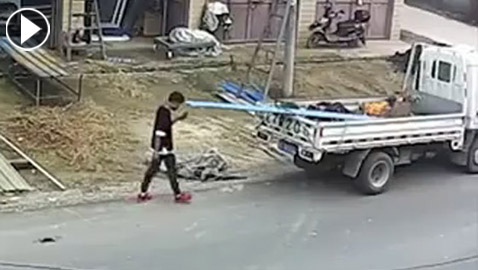 بالفيديو: مراهق كاد يفقد عينه بسبب هاتفه المحمول
