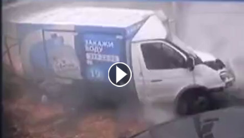 بالفيديو: مصرع سائق شاحنة في حادث سير مروع