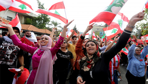 سيدة لبنانية تلتقي ابنها لأول مرة أثناء الاحتجاجات بعد فراق 11 عاما!