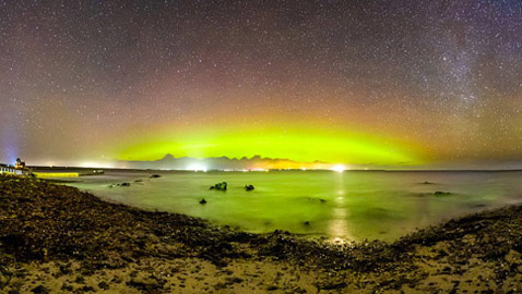 لقطات مذهلة لتحوّل لون السماء للأخضر أعلى بحيرة إسكتلندية! صور