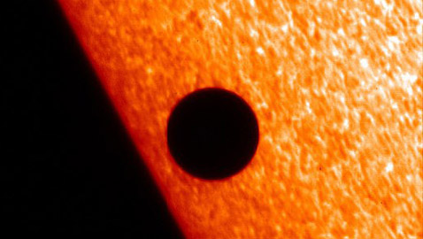 حدث فلكي نادر يمكن رؤيته من كل مكان على الأرض