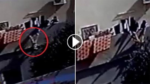 فيديو قاسي.. أب يعذب طفلته بمساعدة زوجته بتعليقها متدلية من حافة الشرفة!