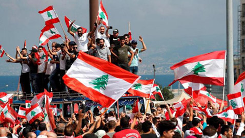 لبنان.. المحتجون يدعون إلى إضراب عام ويقطعون الطرقات