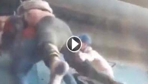 حملوه في وضعية صعبة.. بطولة متظاهرين عراقيين مع زميل مصاب