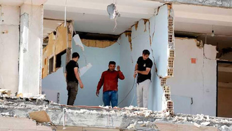 زلزال بقوة 5.9 يضرب إيران.. 5 قتلى و120 مصاباً