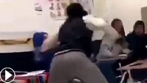 فيديو صادم.. معلمة أمريكية تنهال بالضرب المبرح على طالبة!