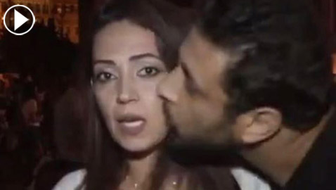 بالفيديو: متظاهر لبناني يفاجىء مراسلة بقبلة على الهواء