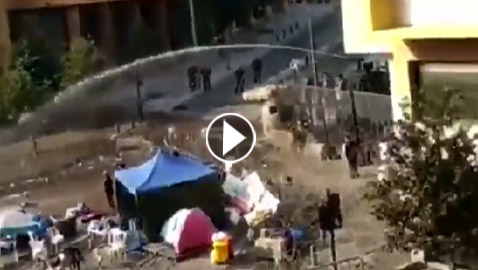 بالفيديو: شاب لبناني يستحمّ بمياه خراطيم قوى الأمن في رياض الصلح!