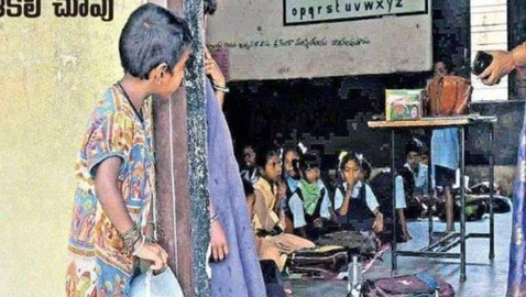 صورة لطفلة فقيرة تختلس النظر إلى فصل دراسي تثير تعاطفا واسعا في الهند!