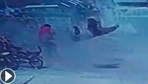 طار في الهواء بفعل قوة الانفجار.. طفل يدفع ثمن تهوره مع بالوعة صرف!