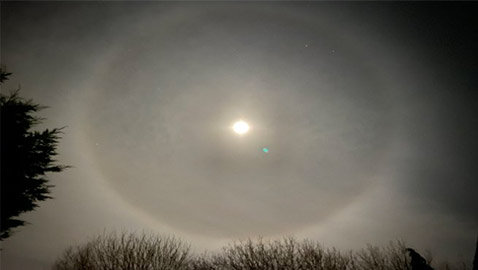 بالصور: ما سر ظاهرة (هالة القمر) النادرة والغامضة؟