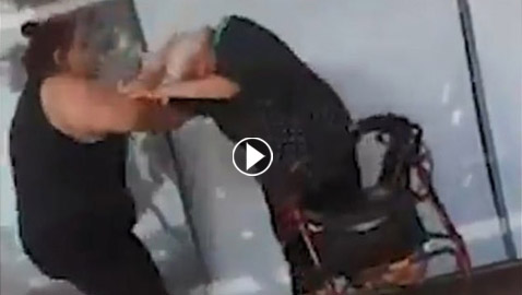 فتاة.. شاهدها العالم تضرب عجوزا ثم ماتت فجأة