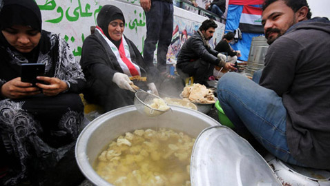 في ساحة التحرير.. مائدة 