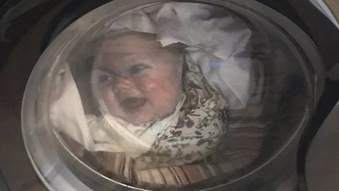 أب يتعرض لنوبة قلبية بعد أن شاهد ابنه داخل الغسالة! صور