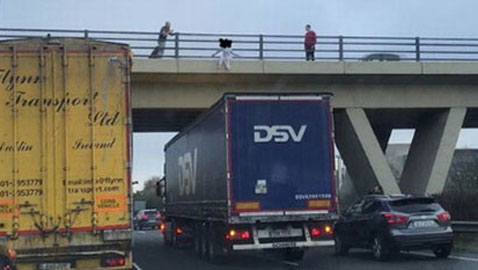 صورة.. شجاعة سائق تنقذ امرأة من ميتة بشعة