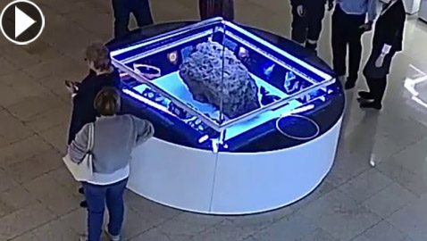 بالفيديو: نيزك يرتفع بطريقة غامضة بالهواء في أحد المتاحف الروسية!