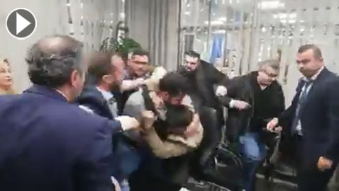 شاهدوا الشجار الأعنف داخل بنك لبناني في مدينة طرابلس