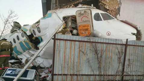 نجا من تحطم طائرة.. شاهدوا لحظة انتشال رضيع من بين الركام