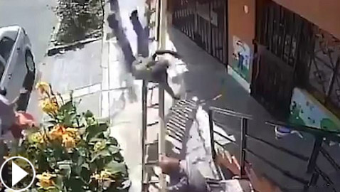 بالفيديو: صباغ ينجو من الموت بعد إسقاطه من السلم!