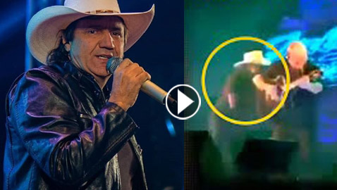 انظروا لمغنٍ برازيلي يسقط جثة على المسرح أمام الجمهور