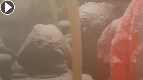 بالفيديو: عاصفة ثلجية تُحول ركاب حافلة إلى هياكل مجمدة