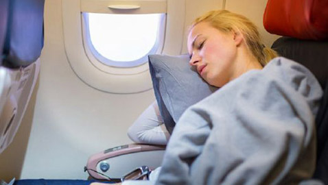 أمور تساعدك على النوم في الطائرة