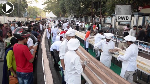 الخبازون الهنود يصنعون أطول كعكة فانيلا في العالم