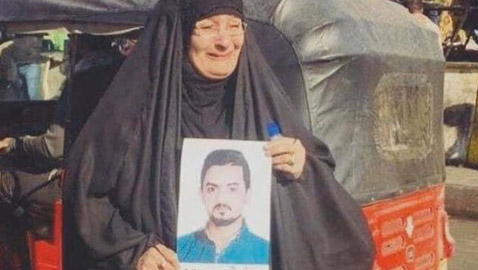 شاهدوا.. صورة مؤثرة لأم عراقية تبحث عن ابنها
