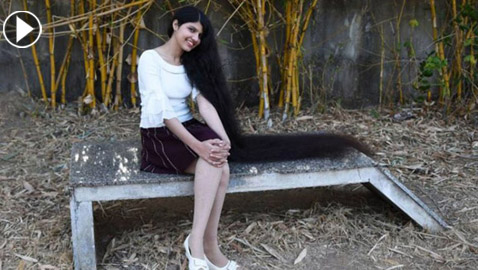 شاهدوا .. صاحبة أطول شعر في العالم تحافظ على لقبها في موسوعة غينيس