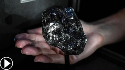 ألماسة بحجم كرة التنس تخطف الأنظار في أحد المتاجر في باريس!