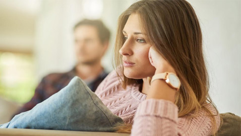 5 أبراج تكتم استيائها وتراعي مشاعر الشريك على حسابها!