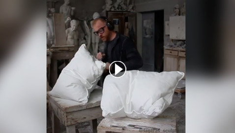 بالفيديو.. نحات يبتكر مخدة 