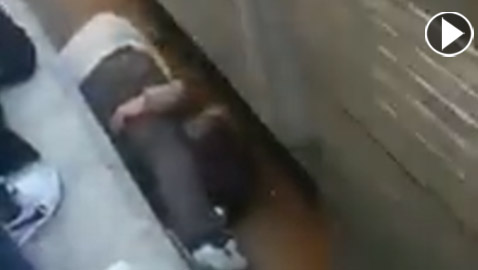 فيديو.. مصري ينقذ ابنته من الموت تحت عجلات القطار