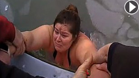 بالفيديو.. انزلقت وسقطت في بحيرة متجمدة وأنقذوها بمعجزة!