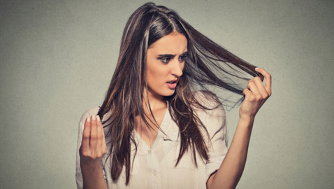 لماذا يشيب الشعر ويتحول لونه للرمادي أو الأبيض في سن مبكرة؟