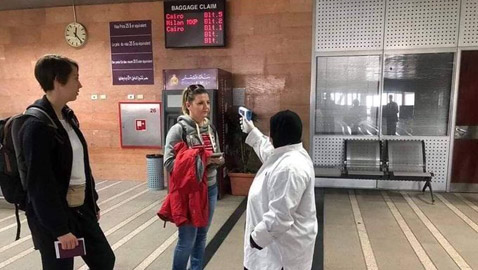 خفة دم المصريين تتحدى الفيروس القاتل: سلّم نفسك يا كورونا انت محاصر!