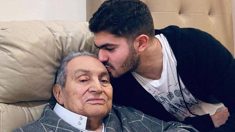 مبارك بأول ظهور له بعد وعكة صحية.. والحفيد بنشر الصورة