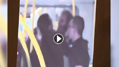 طعن حتى الموت.. فيديو مقتل رجلين دفاعا عن فتاتين