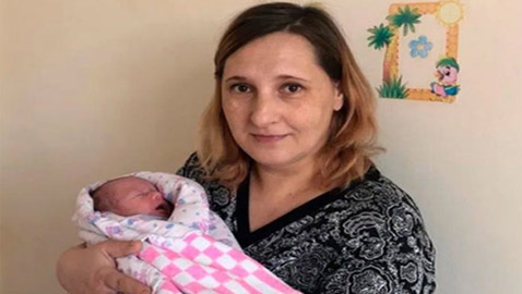روسية لم تكن تعرف أنها حامل تنجب طفلة (معجزة) نمت خارج الرحم!