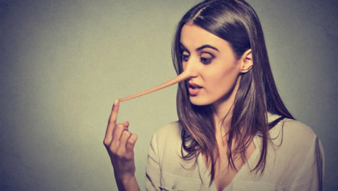 مواليد هذه الأبراج يميلون الى المبالغة في الكذب