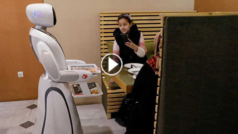  فيديو وصور الروبوت تيميا: تعمل في أفغانستان للمرة الأولى نادلة مطعم 