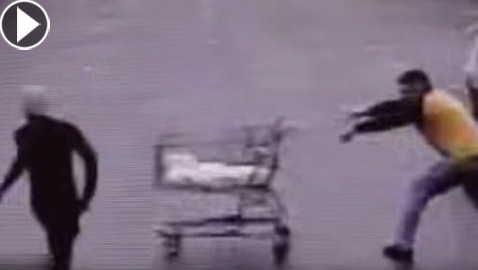 بالفيديو: متسوق يتدخل بطريقة غريبة لاعتقال سارق هارب