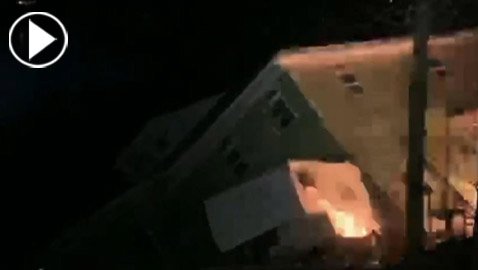 بالفيديو.. نهر يبتلع منزلا في 5 ثوان